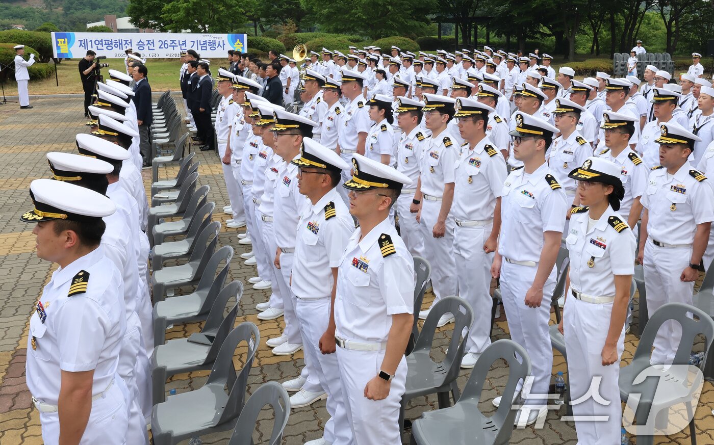 본문 이미지 - 13일 오후 경기 평택시 포승읍 해군 2함대 사령부에서 열린 &#39;제1연평해전 승전 26주년 기념행사&#39;에서 참석자들이 해군가를 제창하고 있다. 2025.6.13/뉴스1 ⓒ News1 장수영 기자