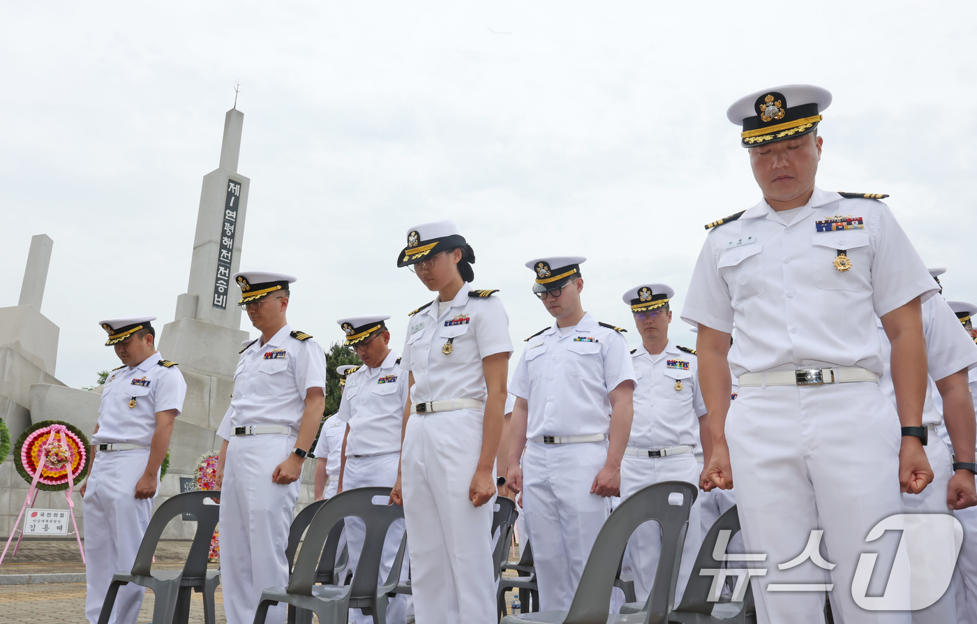 (평택=뉴스1) 장수영 기자 = 13일 오후 경기 평택시 포승읍 해군 2함대 사령부에서 열린 '제1연평해전 승전 26주년 기념행사'에서 참석자들이 순국선열과 호국영령에게 묵념하고 …