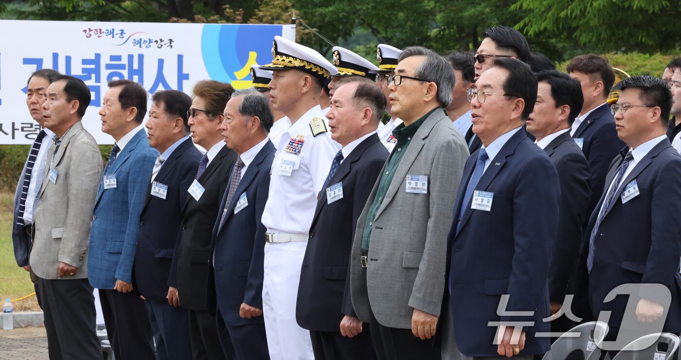 본문 이미지 - 13일 오후 경기 평택시 포승읍 해군 2함대 사령부에서 열린 &#39;제1연평해전 승전 26주년 기념행사&#39;에서 당시 지휘관과 참전용사들이 해군가를 제창하고 있다. 2025.6.13/뉴스1 ⓒ News1 장수영 기자