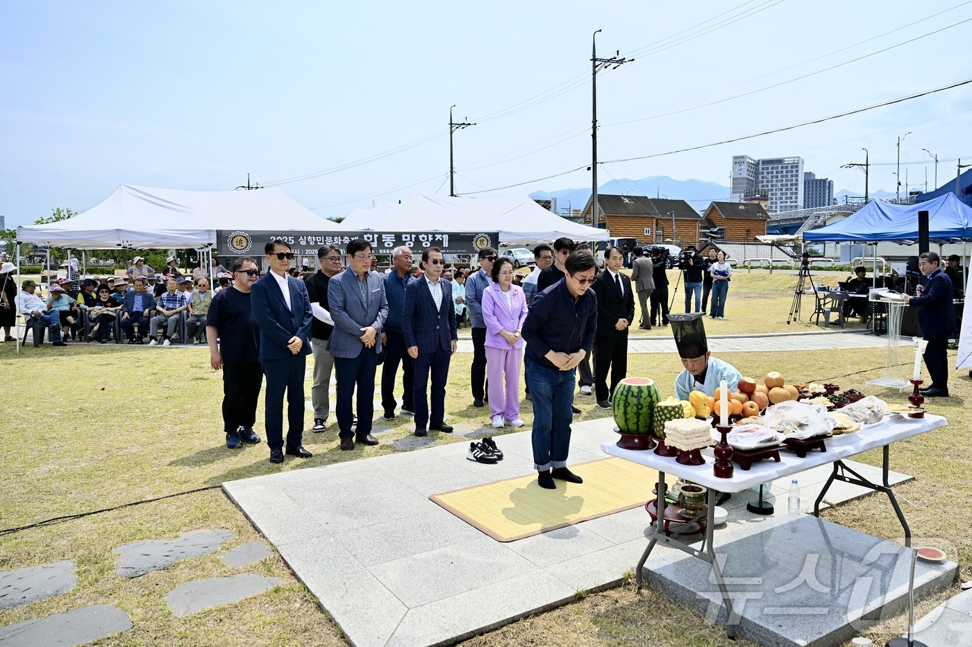 (속초=뉴스1) 윤왕근 기자 = 제10회 실향민문화축제 합동 먕향제가 13일 강원 속초시 청호동 아바이마을 내 망향공원에서 열리고 있다.(속초시 제공, 재판매 및 DB 금지) 20 …