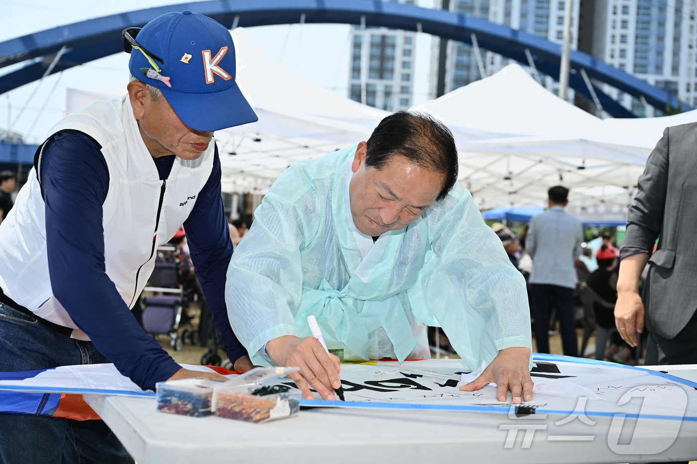 (속초=뉴스1) 윤왕근 기자 = 제10회 실향민문화축제 합동 먕향제가 13일 강원 속초시 청호동 아바이마을 내 망향공원에서 열리고 있다.(속초시 제공, 재판매 및 DB 금지) 20 …