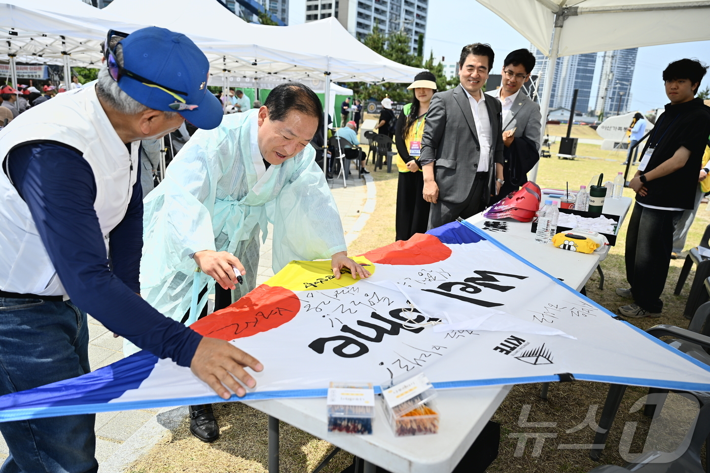 (속초=뉴스1) 윤왕근 기자 = 제10회 실향민문화축제 합동 먕향제가 13일 강원 속초시 청호동 아바이마을 내 망향공원에서 열리고 있다.(속초시 제공, 재판매 및 DB 금지) 20 …