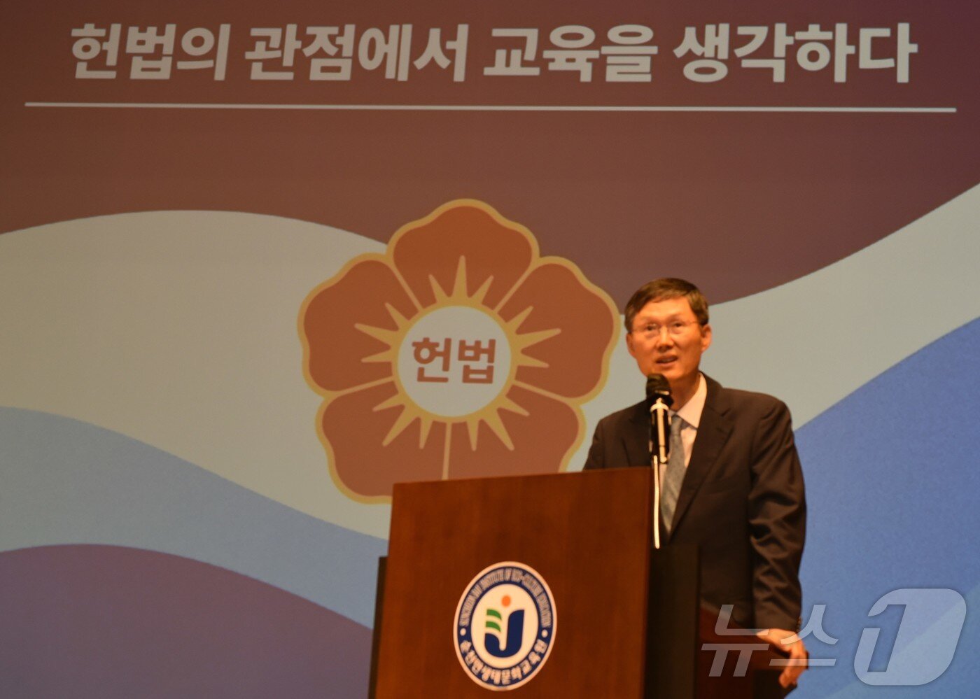 본문 이미지 - 문형배 전 헌법재판소장 권한대행이 13일 오후 전남 순천만생태문화교육원 2층 공연장에서 열린 토크콘서트에서 발언을 하고 있다.2025.6.13/뉴스1 ⓒ News1 김동수 기자