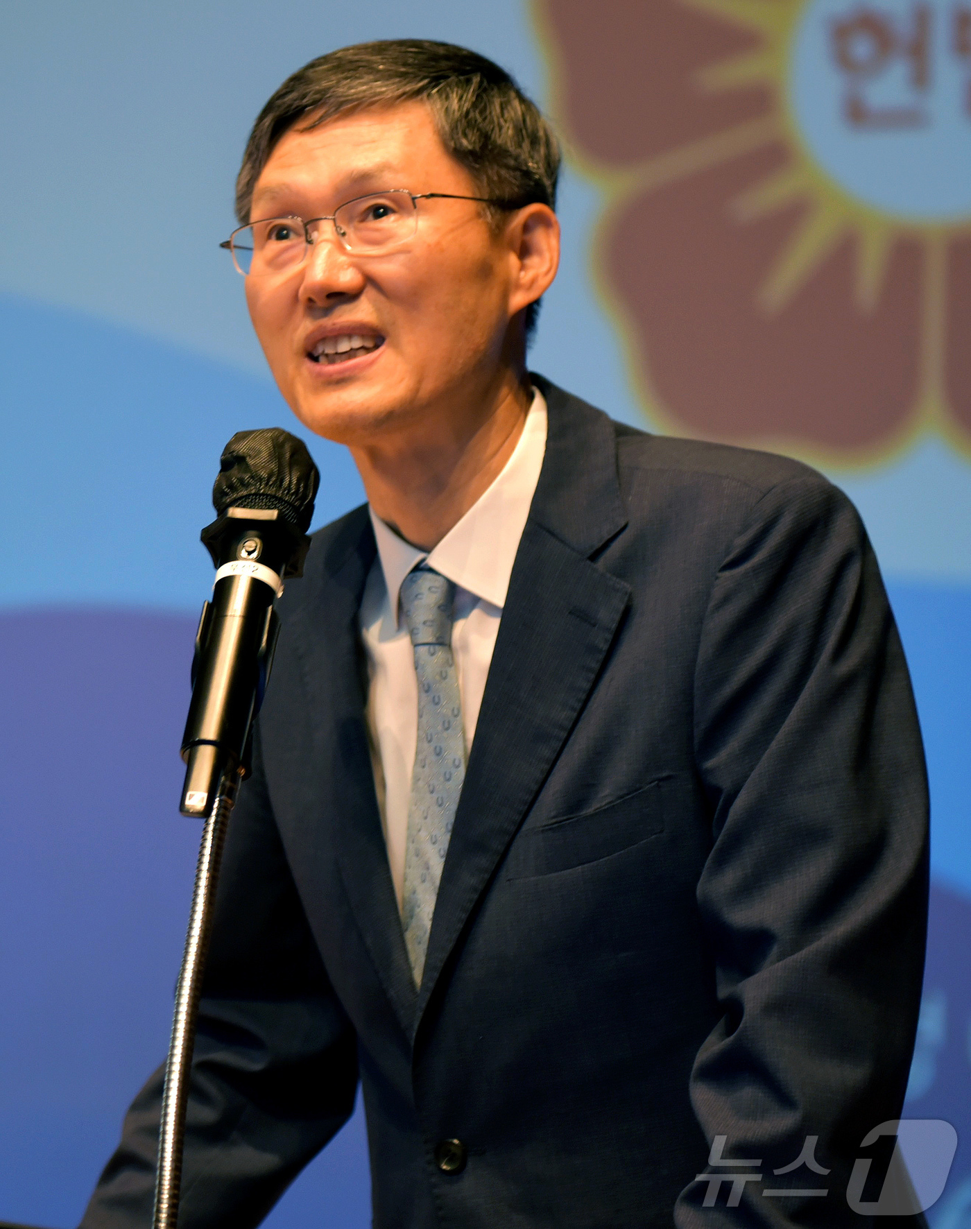 (순천=뉴스1) 김동수 기자 = 문형배 전 헌법재판소장 권한대행이 13일 오후 전남 순천만생태문화교육원 2층 공연장에서 열린 토크콘서트에서 발언을 하고 있다.2025.6.13/뉴스 …