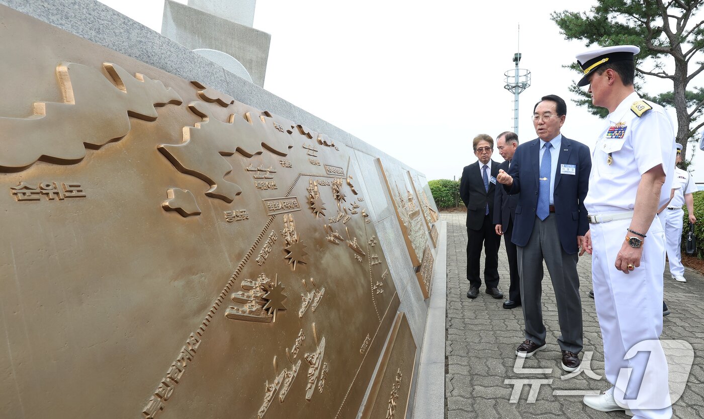 본문 이미지 - 13일 오후 경기 평택시 포승읍 해군 2함대 사령부에서 열린 &#39;제1연평해전 승전 26주년 기념행사&#39;에서 허성재 2함대 사령관과 당시 작정사령관 서영길 예비역 제독이 전승비를 둘러보고 있다. 2025.6.13/뉴스1 ⓒ News1 장수영 기자