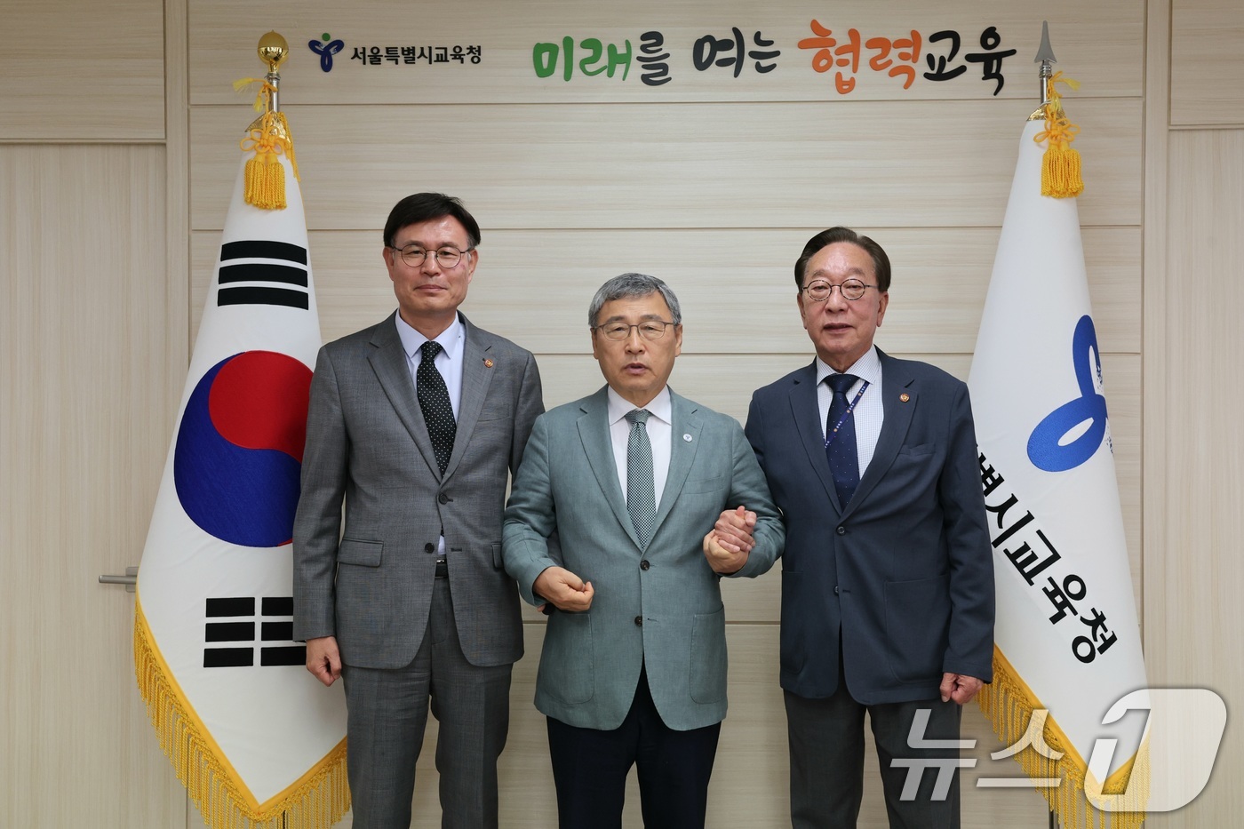 (서울=뉴스1) = 정근식 서울시교육감이 13일 서울 종로구 서울시교육청에서 김진(백범 김구 선생 장손자) 광복회 부회장(오른쪽), 유민 광복회학술원장 겸 기획조정실장과 학생들에게 …