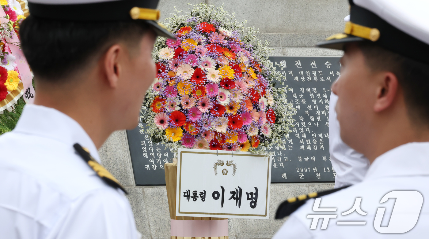 (평택=뉴스1) 장수영 기자 = 13일 오후 경기 평택시 포승읍 해군 2함대 사령부에서 열린 '제1연평해전 승전 26주년 기념행사'장에 이재명 대통령의 화환이 놓여 있다.  202 …