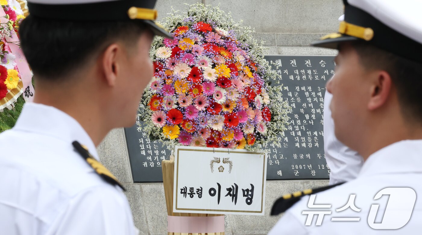 본문 이미지 - 13일 오후 경기 평택시 포승읍 해군 2함대 사령부에서 열린 &#39;제1연평해전 승전 26주년 기념행사&#39;장에 이재명 대통령의 화환이 놓여 있다. 2025.6.13/뉴스1 ⓒ News1 장수영 기자