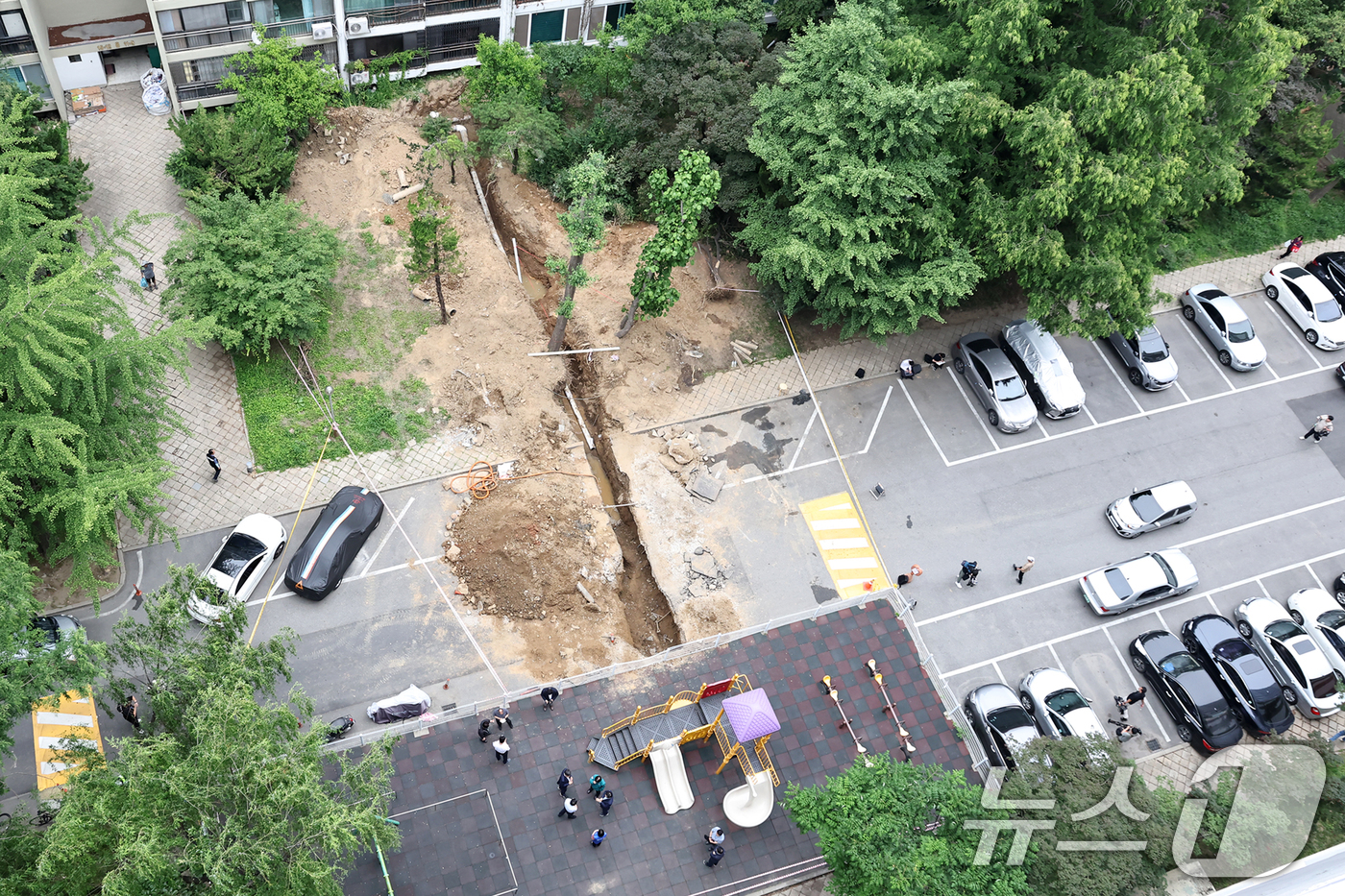 (서울=뉴스1) 민경석 기자 = 13일 오후 서울 강남구 대치동 은마아파트 내 가스배관 공사현장에서 매몰 사고가 발생해 작업자 2명이 병원에 이송됐다.이날 사고로 60대 작업자 1 …