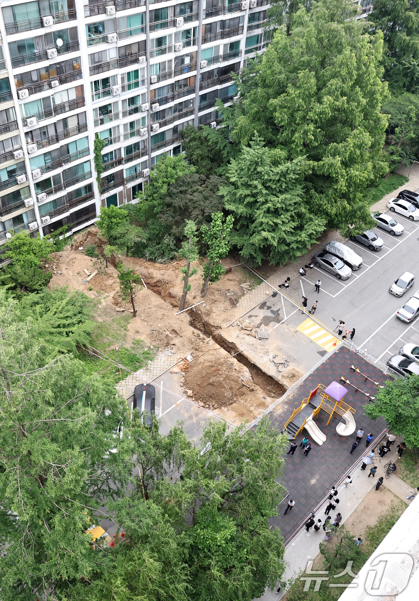 (서울=뉴스1) 민경석 기자 = 13일 오후 서울 강남구 대치동 은마아파트 내 가스배관 공사현장에서 매몰 사고가 발생해 작업자 2명이 병원에 이송됐다.이날 사고로 60대 작업자 1 …