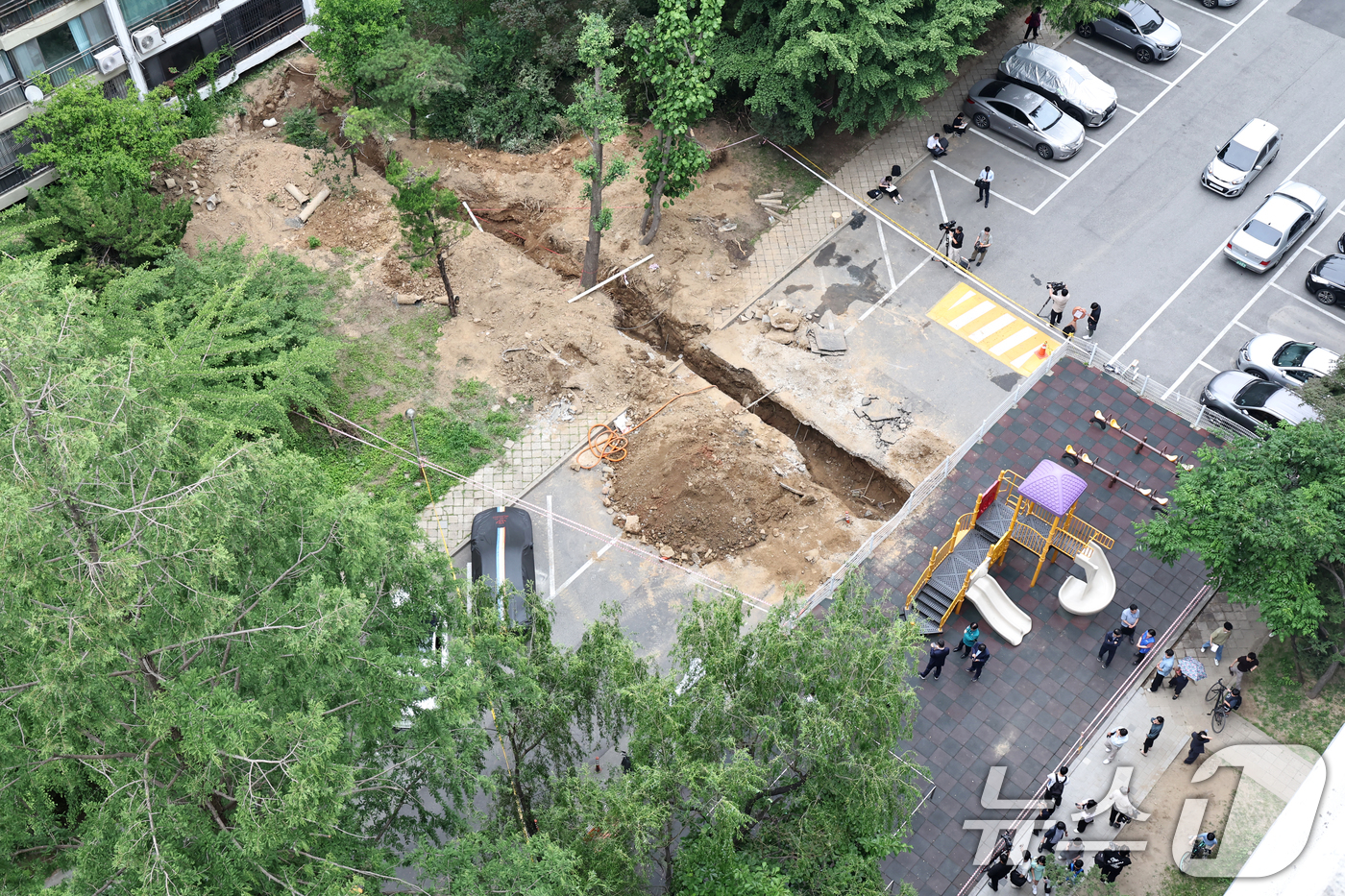 (서울=뉴스1) 민경석 기자 = 13일 오후 서울 강남구 대치동 은마아파트 내 가스배관 공사현장에서 매몰 사고가 발생해 작업자 2명이 병원에 이송됐다.이날 사고로 60대 작업자 1 …