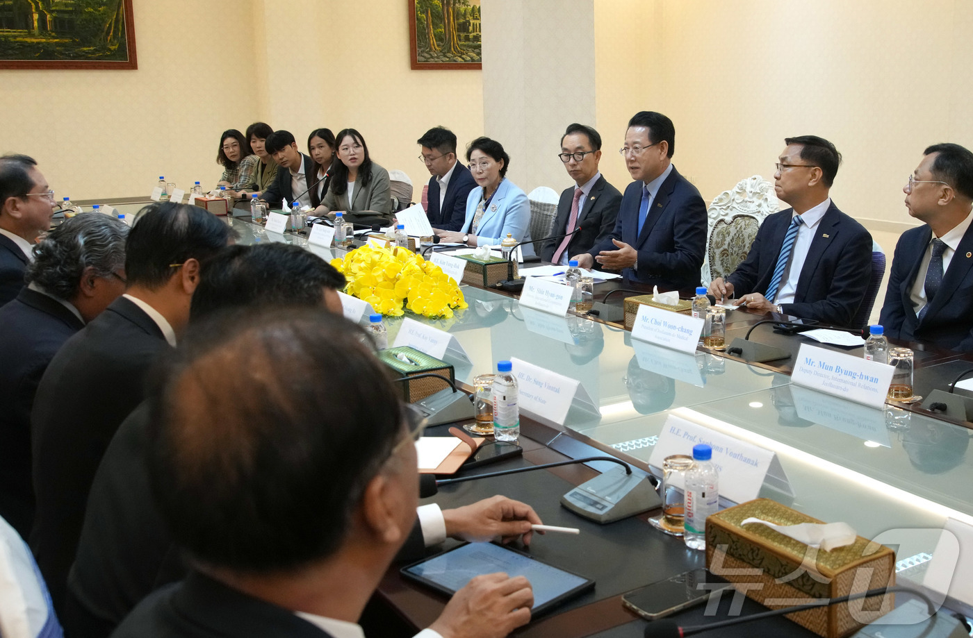 (무안=뉴스1) 전원 기자 = 캄보디아를 방문 중인 김영록 전라남도지사가 13일(현지 시간) 프놈펜 하얏트 호텔에서 열린 ‘전라남도-캄보디아 보건의료 교류 및 협력 회담’에 참석해 …