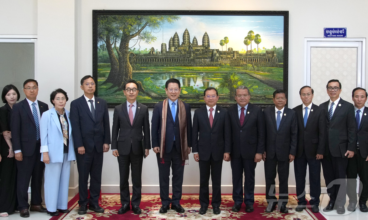 (무안=뉴스1) 전원 기자 = 캄보디아를 방문 중인 김영록 전라남도지사가 13일(현지 시간) 프놈펜 하얏트 호텔에서 열린 ‘전라남도-캄보디아 보건의료 교류 및 협력 회담’에 참석해 …