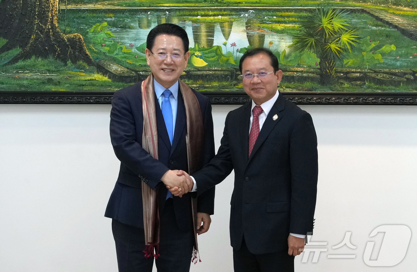 (무안=뉴스1) 전원 기자 = 캄보디아를 방문 중인 김영록 전라남도지사가 13일(현지 시간) 프놈펜 MOH 본부에서 열린 ‘전라남도-캄보디아 보건의료 교류 및 협력 고위급 회담’에 …