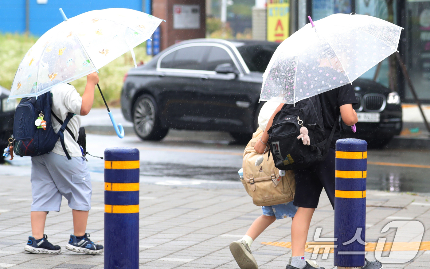 (전주=뉴스1) 유경석 기자 = 13일 전북 완주군 한 초등학교 앞에서 우산을 쓴 어린이들이 발걸음을 재촉하고 있다. 2025.6.13/뉴스1