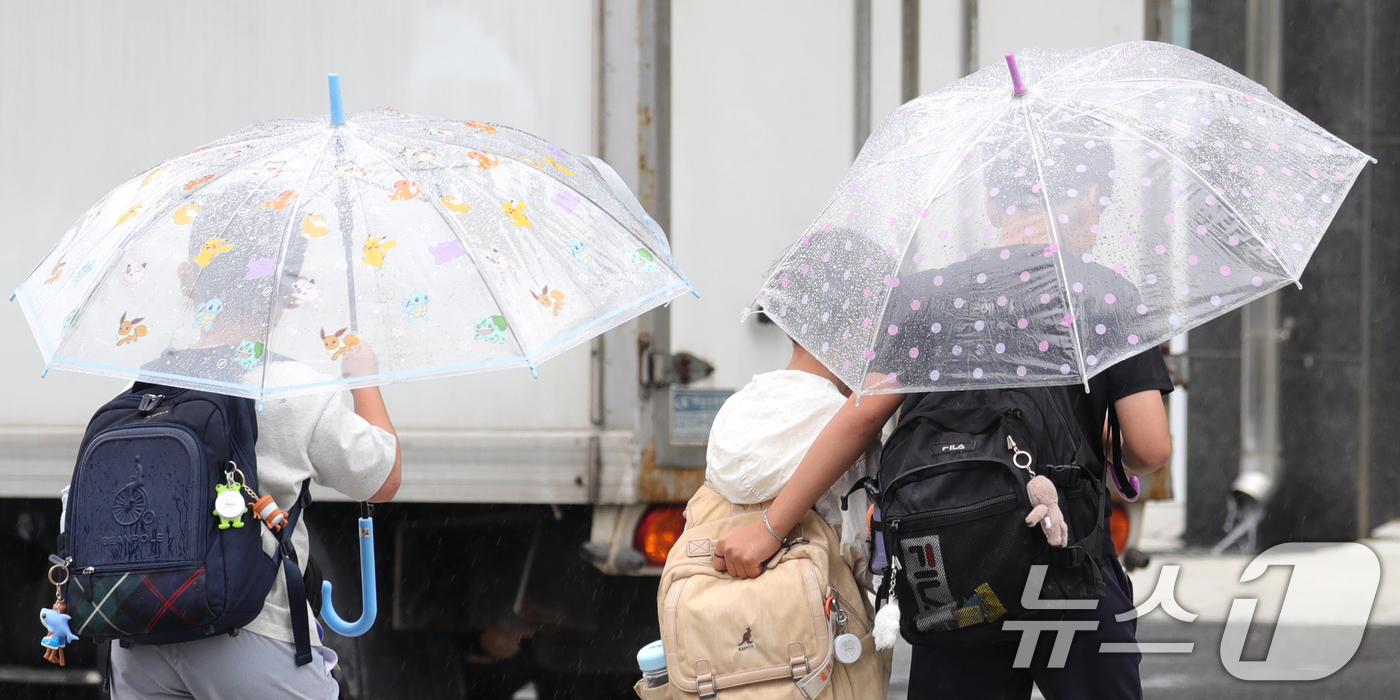 (전주=뉴스1) 유경석 기자 = 13일 전북 완주군 한 초등학교 앞 횡단보도에서 우산을 쓴 어린들이 발걸음을 재촉하고 있다. 2025.6.13/뉴스1
