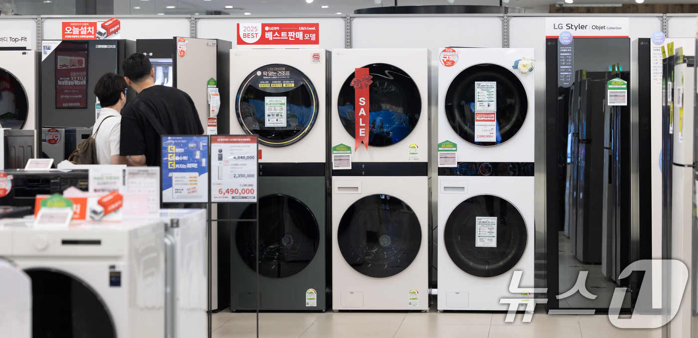 (서울=뉴스1) 이승배 기자 = 도널드 트럼프 미국 행정부가 50% 관세 부과 대상인 '철강 파생 제품'에 냉장고와 세탁기 등 생활가전 품목을 대거 추가했다. 이 품목들도 철강 함 …