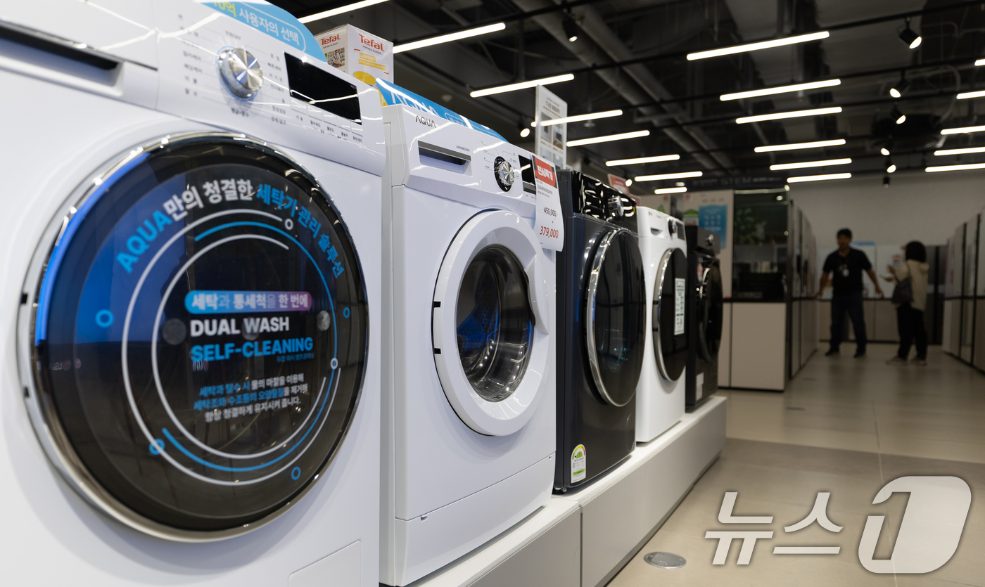 (서울=뉴스1) 이승배 기자 = 도널드 트럼프 미국 행정부가 50% 관세 부과 대상인 '철강 파생 제품'에 냉장고와 세탁기 등 생활가전 품목을 대거 추가했다. 이 품목들도 철강 함 …