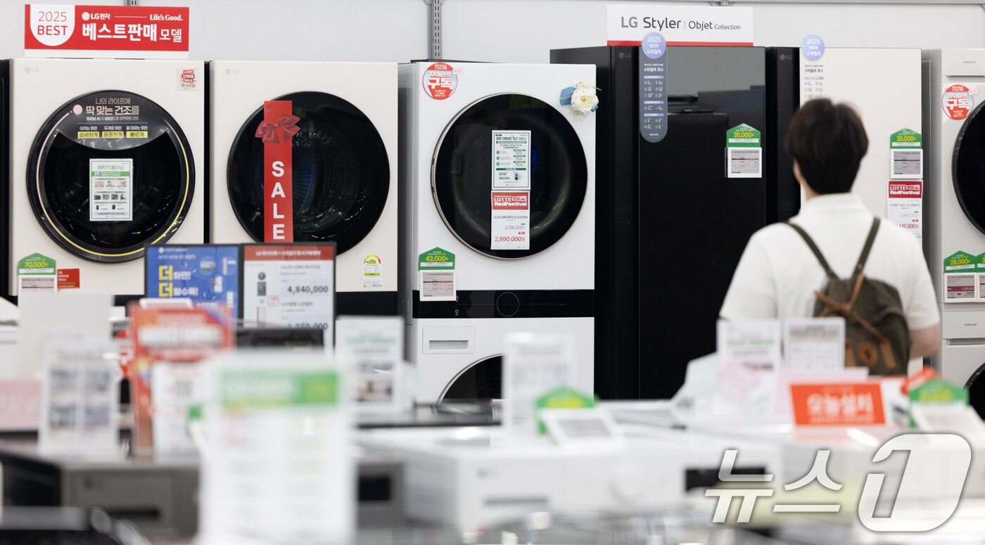 본문 이미지 - 도널드 트럼프 미국 행정부가 50% 관세 부과 대상인 &#39;철강 파생 제품&#39;에 냉장고와 세탁기 등 생활가전 품목을 대거 추가했다. 이 품목들도 철강 함량에 따라 관세를 부과 받게 된다. 이에 따라 한국 가전 기업들의 원가 부담이 더욱 가중될 전망이다. 13일 서울 시내의 한 대형 가전매장에 냉장고와 세탁기 등이 진열돼 있다. 2025.6.13/뉴스1 ⓒ News1 이승배 기자