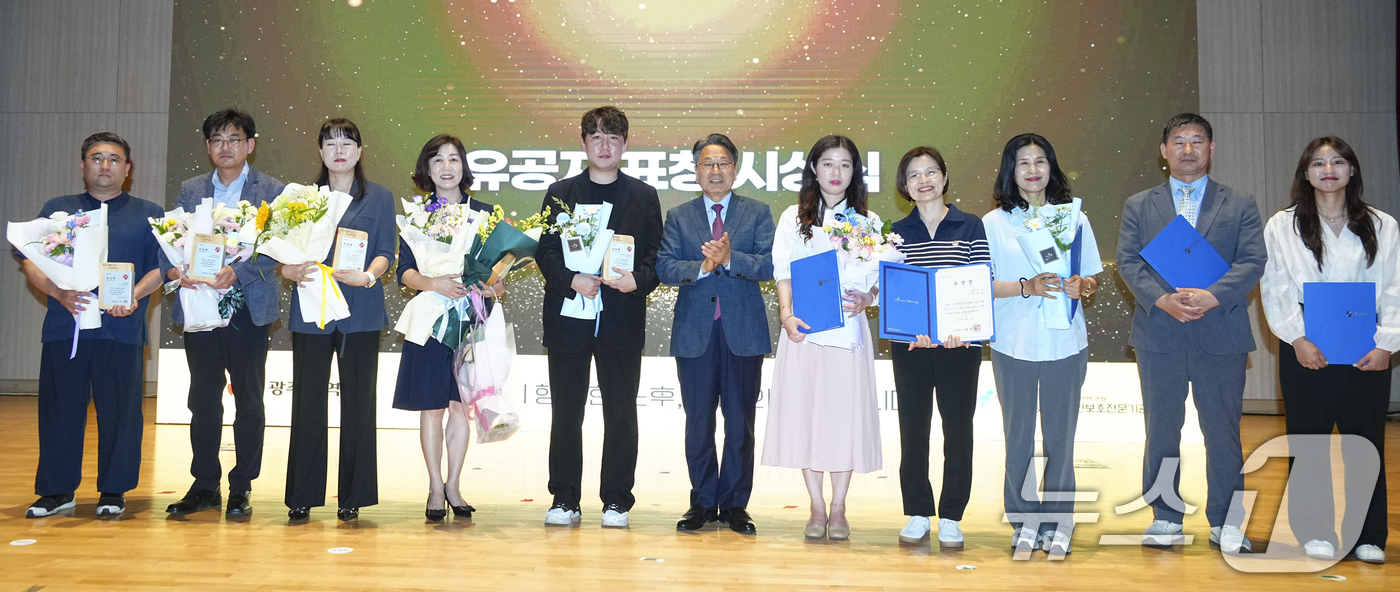 (광주=뉴스1) 박준배 기자 = 강기정 광주시장이 13일 오후 광산구 수완문화체육센터에서 열린 '제9회 노인학대 예방의 날 기념식'에 참석해 유공자 표창을 한 뒤 기념촬영을 하고 …