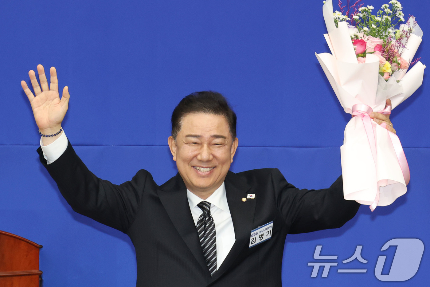 (서울=뉴스1) 이광호 기자 = 13일 오후 서울 여의도 국회에서 열린 더불어민주당 제2기 원내대표 선출 의원총회에서 새 원내대표로 선출된 김병기 의원이 두팔 들어 인사하고 있다. …