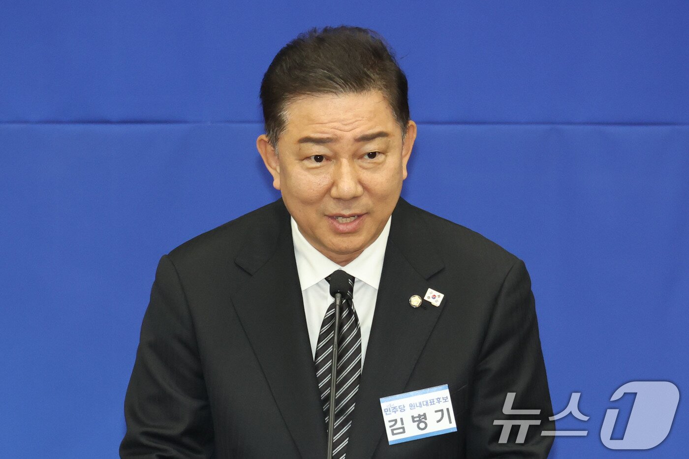 본문 이미지 - 13일 오후 서울 여의도 국회에서 열린 더불어민주당 제2기 원내대표 선출 의원총회에서 새 원내대표로 선출된 김병기 의원이 수락 연설을 하고 있다. 2025.6.13/뉴스1 ⓒ News1 이광호 기자