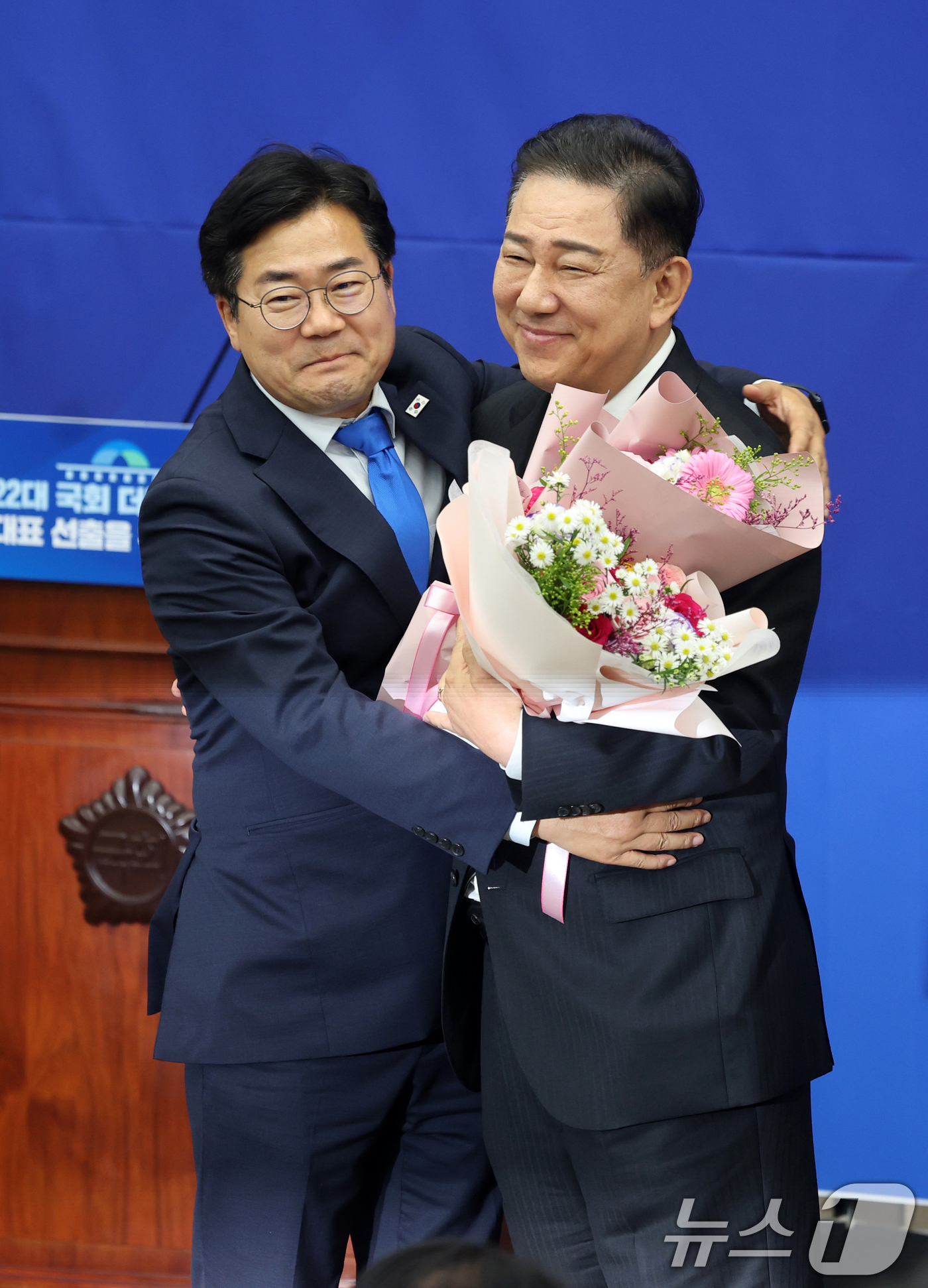 (서울=뉴스1) 이광호 기자 = 13일 오후 서울 여의도 국회에서 열린 더불어민주당 제2기 원내대표 선출 의원총회에서 새 원내대표로 선출된 김병기 의원이 박찬대 전 원내대표와 포옹 …