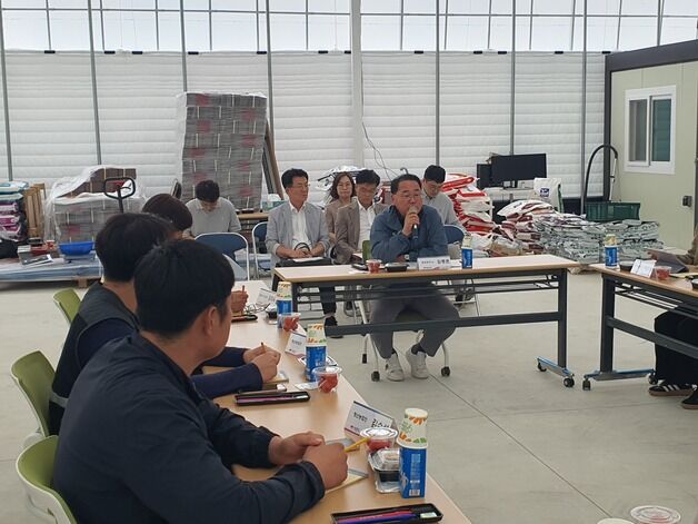 새만금 첫 스마트팜 준공…김종훈 경제부사 청년농업인과 간담회