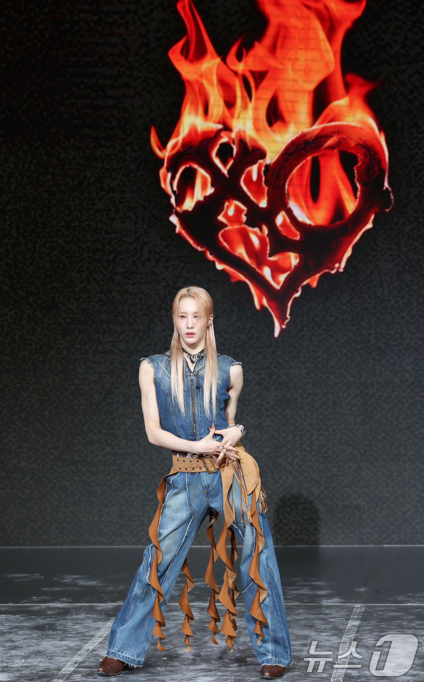 (서울=뉴스1) 권현진 기자 = 그룹 엑스러브(XLOVE)의 루이가 13일 서울 마포구 쇼킹케이팝센터에서 진행된 두 번째 싱글 앨범 'I ONE(아이 원)' 발매 쇼케이스에서 포즈 …