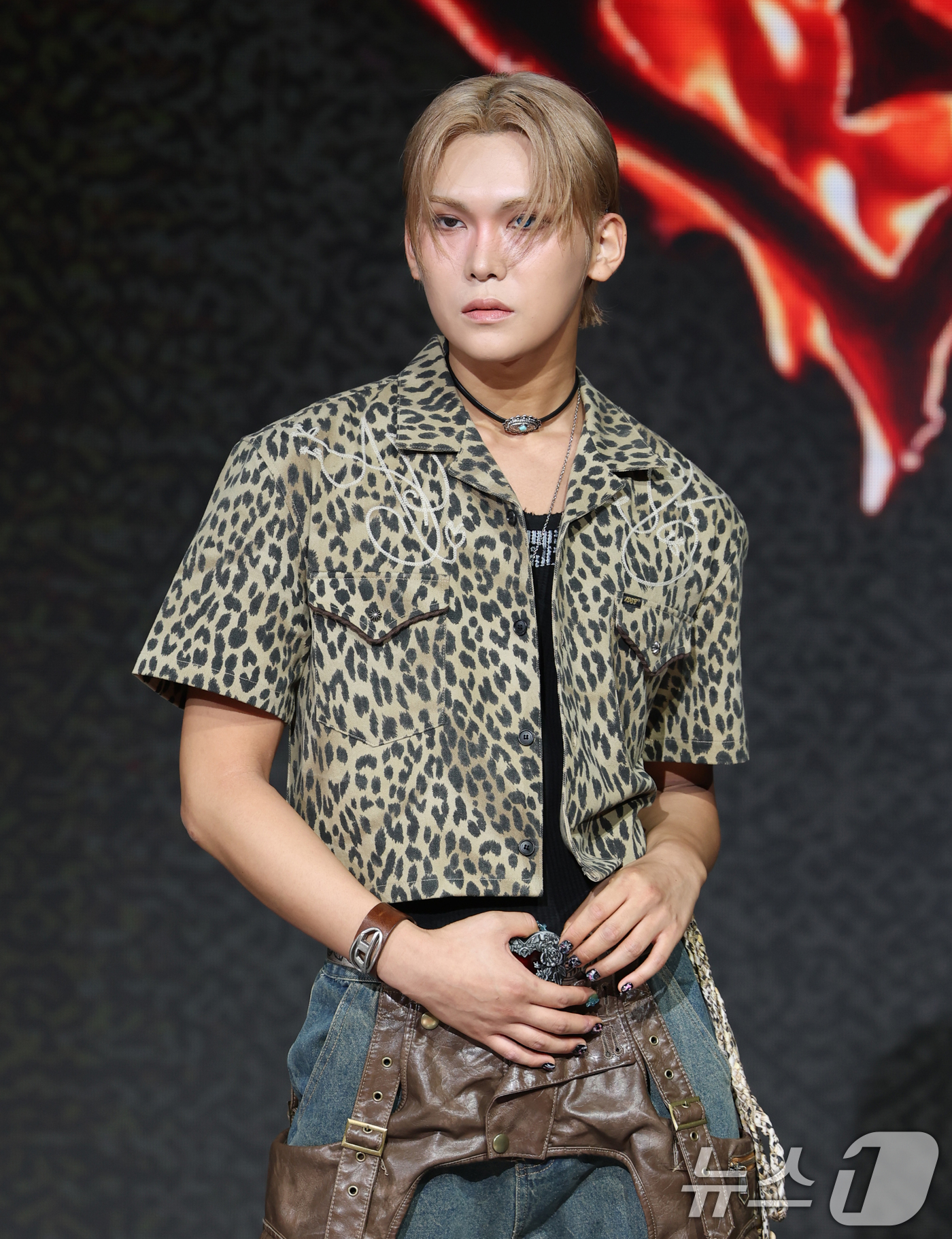 (서울=뉴스1) 권현진 기자 = 그룹 엑스러브(XLOVE)의 현이 13일 서울 마포구 쇼킹케이팝센터에서 진행된 두 번째 싱글 앨범 'I ONE(아이 원)' 발매 쇼케이스에서 포즈를 …