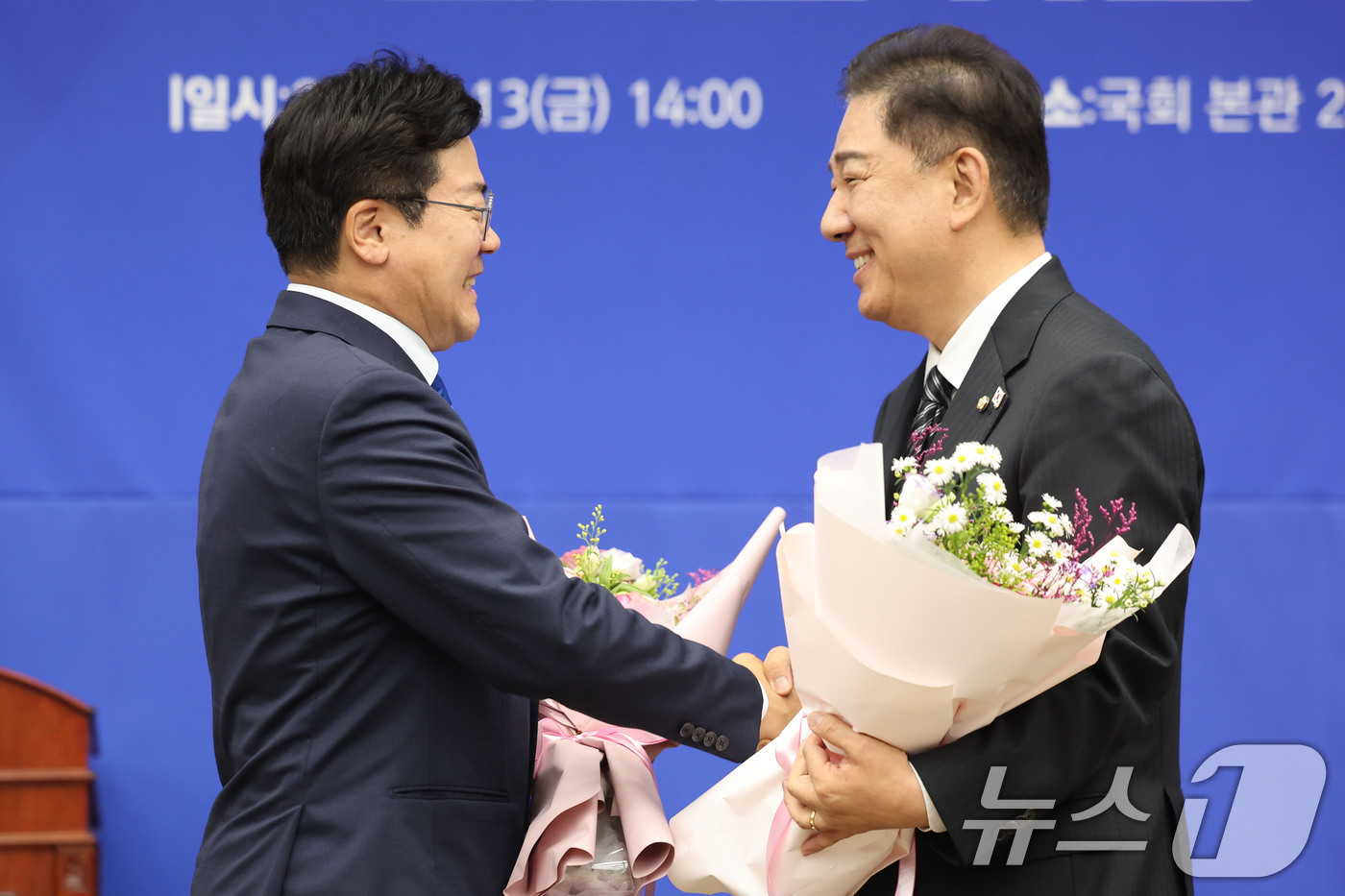 (서울=뉴스1) 이광호 기자 = 13일 오후 서울 여의도 국회에서 열린 더불어민주당 제2기 원내대표 선출 의원총회에서 새 원내대표로 선출된 김병기 의원이 박찬대 전 원내대표와 인사 …