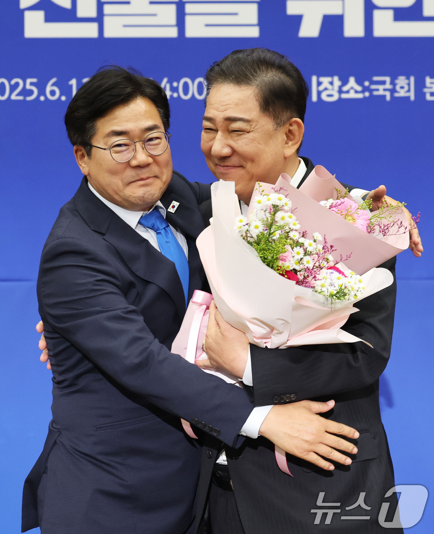 (서울=뉴스1) 이광호 기자 = 13일 오후 서울 여의도 국회에서 열린 더불어민주당 제2기 원내대표 선출 의원총회에서 새 원내대표로 선출된 김병기 의원이 박찬대 전 원내대표와 포옹 …