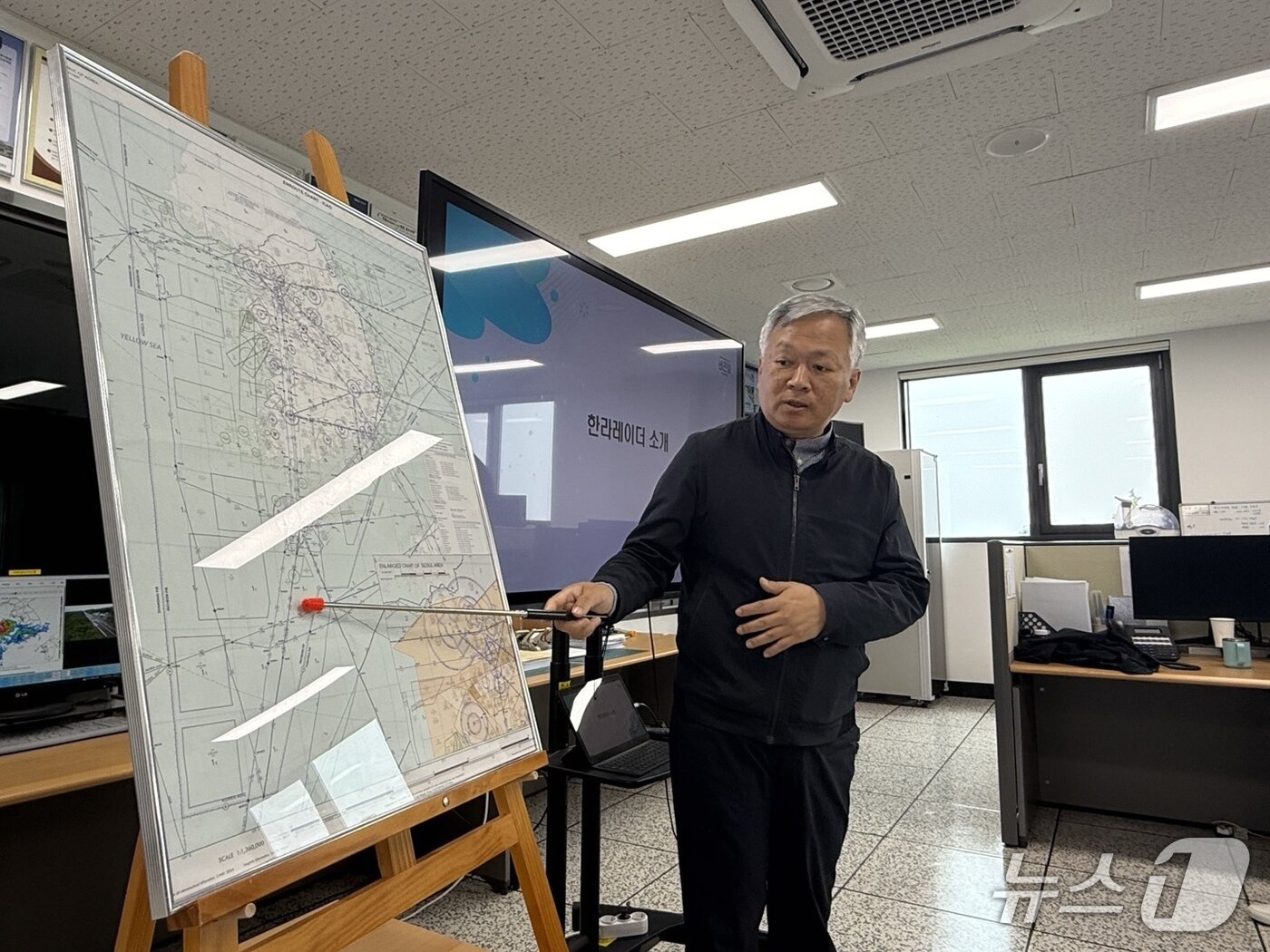 본문 이미지 - 고철승 제주항공무선표지소 소장이 한라레이더 소개를 하고 있다. / 뉴스1