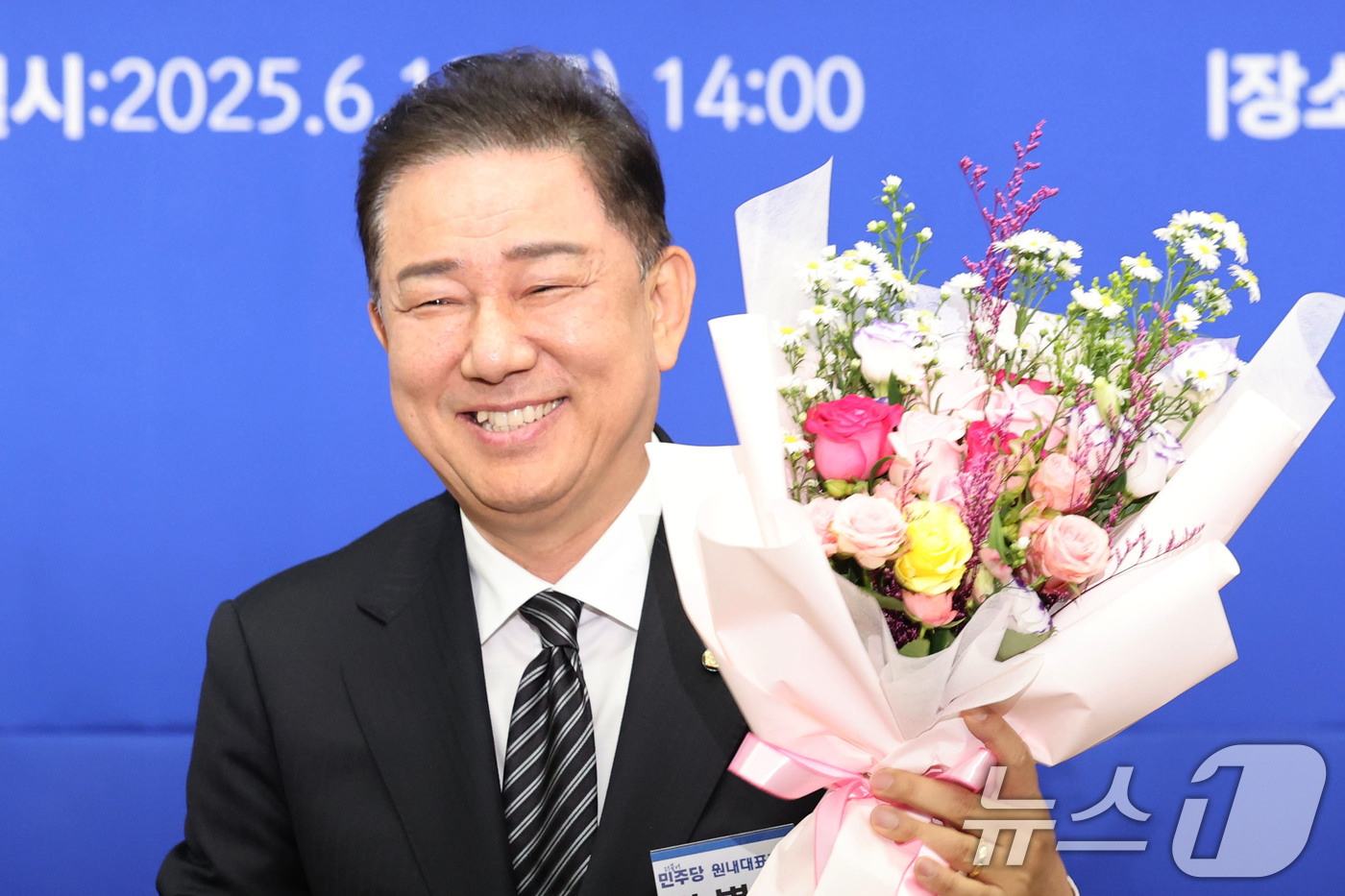 (서울=뉴스1) 이광호 기자 = 13일 오후 서울 여의도 국회에서 열린 더불어민주당 제2기 원내대표 선출 의원총회에서 새 원내대표로 당선된 김병기 의원이 인사하고 있다. (공동취재 …