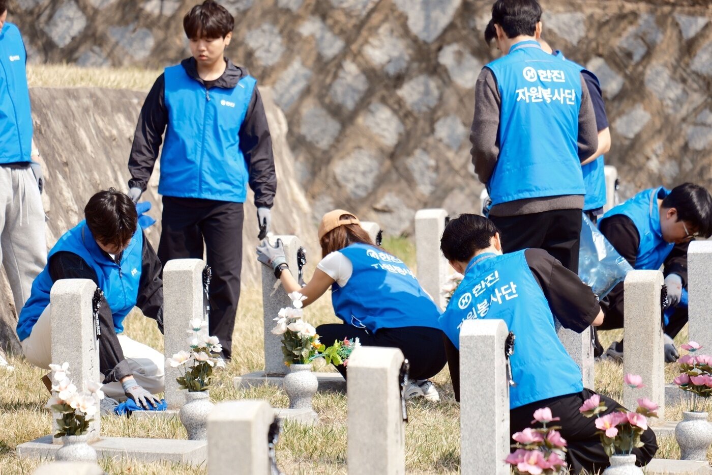 본문 이미지 - 한진 임직원들이 창립 80주년을 맞아 봉사활동을 진행했다 (한진 제공)