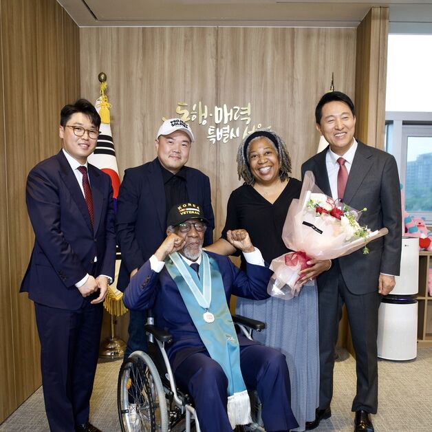 [동정] 오세훈, 한국전쟁 참전 미국인 제롬 골더 만나 명예시민증 전달