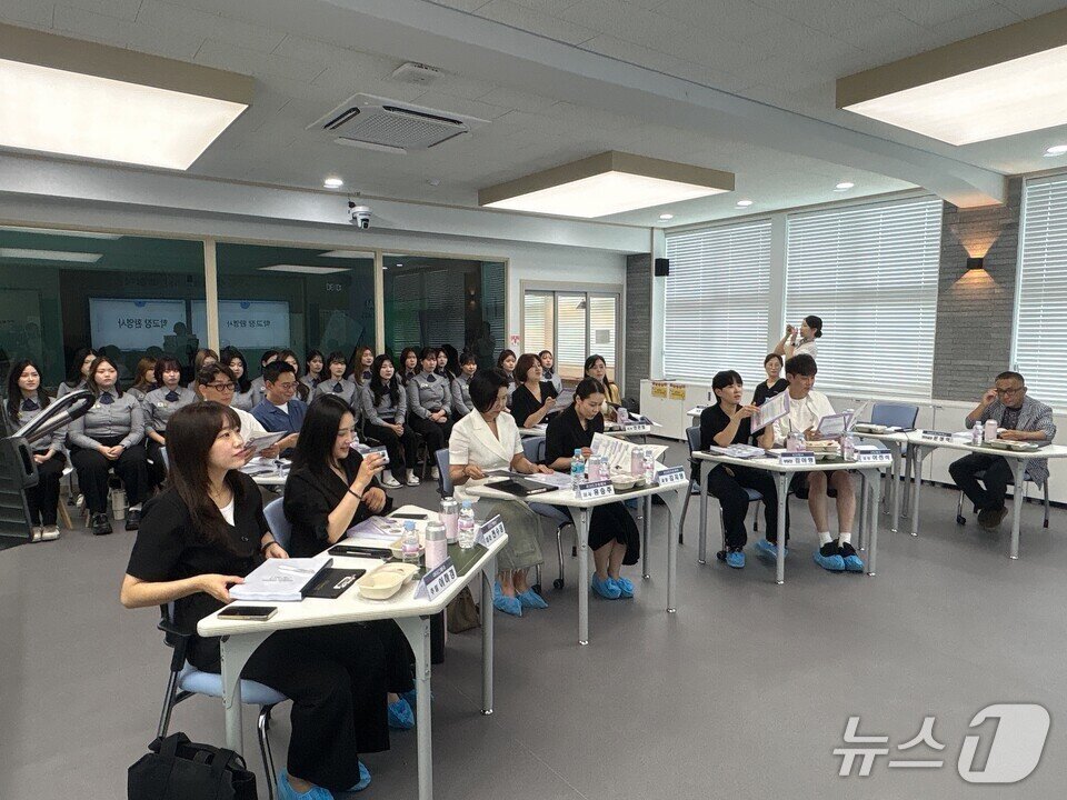 본문 이미지 - &#39;도제 9기생 기업-학생 매칭식&#39;에서 학생들이 자기소개를 하고 있다. &#40;전남도교육청 제공, 재판매 및 DB 금지&#41; 