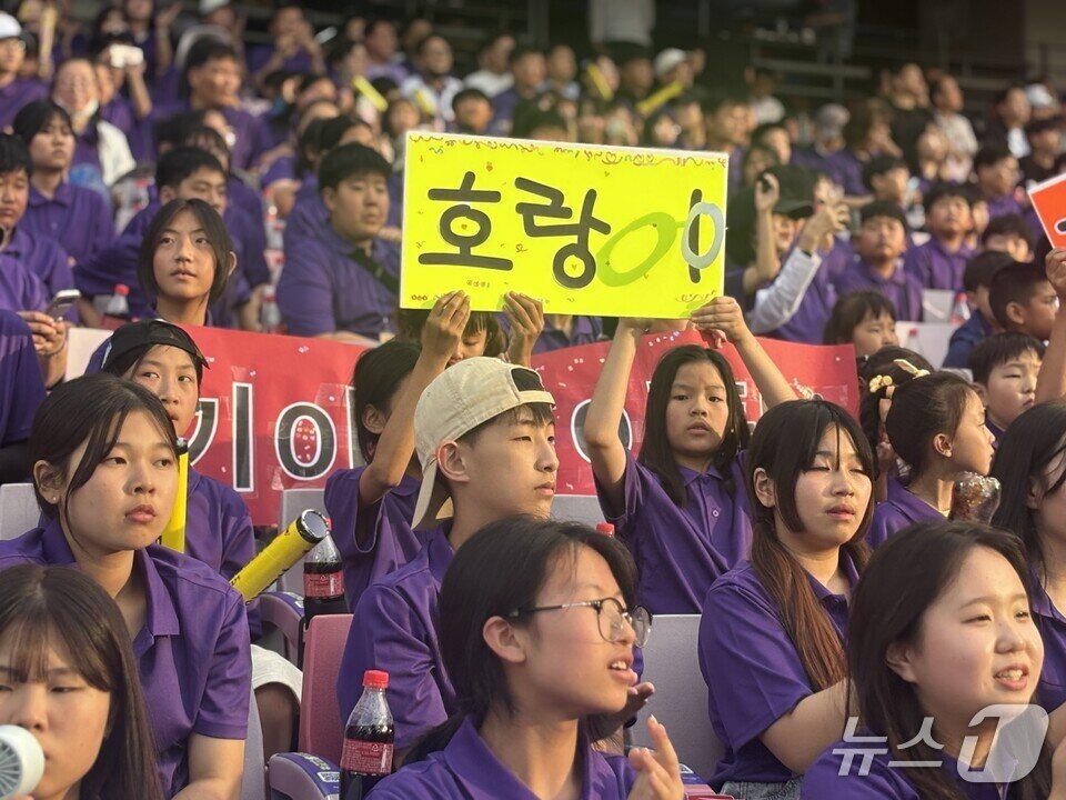 본문 이미지 - 광주 기아챔피언스필드에서 신안 초·중학생들이 야구경기를 관람하고 있다. &#40;전남도교육청 제공, 재판매 및 DB 금지&#41; 