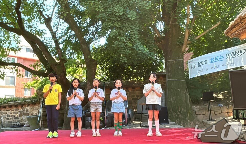 본문 이미지 -  &#39;시와 음악이 흐르는 영랑생가&#39; 프로그램에 참여한 학생들이 시낭송을 하고 있다. &#40;전남도교육청 제공, 재판매 및 DB 금지&#41; 