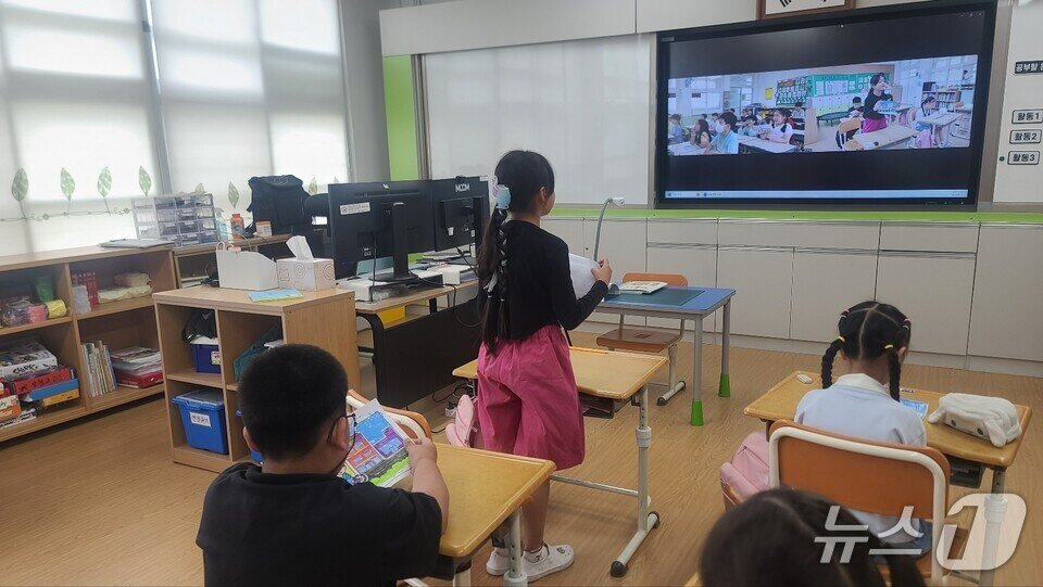 본문 이미지 - 무안초와 진도 의신초 학생들이 원격 화상수업을 하고 있다.&#40;전남도교육청 제공, 재판매 및 DB 금지&#41; 