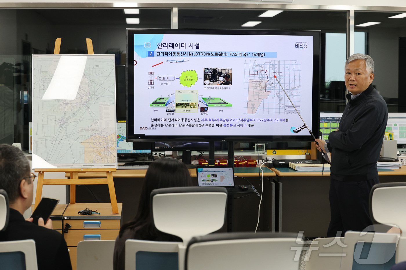 (서울=뉴스1) 공항사진기자단 = 고철승 제주항공무선표지소장이 13일 제주 서귀포시 한라레이더 기지에서 한라레이더에 관해 설명하고 있다.한라산 해발 1138ｍ 고지대에 위치한 한라 …