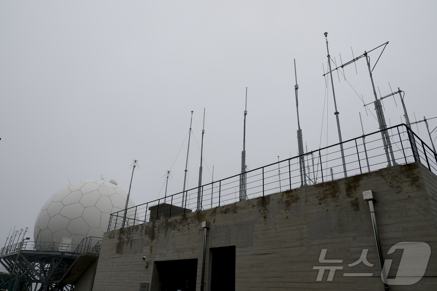 (서울=뉴스1) 공항사진기자단 = 지난 13일 제주 서귀포시 한라레이더 기지의 모습이 언론에 공개되고 있다.한라산 해발 1138ｍ 고지대에 위치한 한라 레이더는 제주 남단 공역을 …