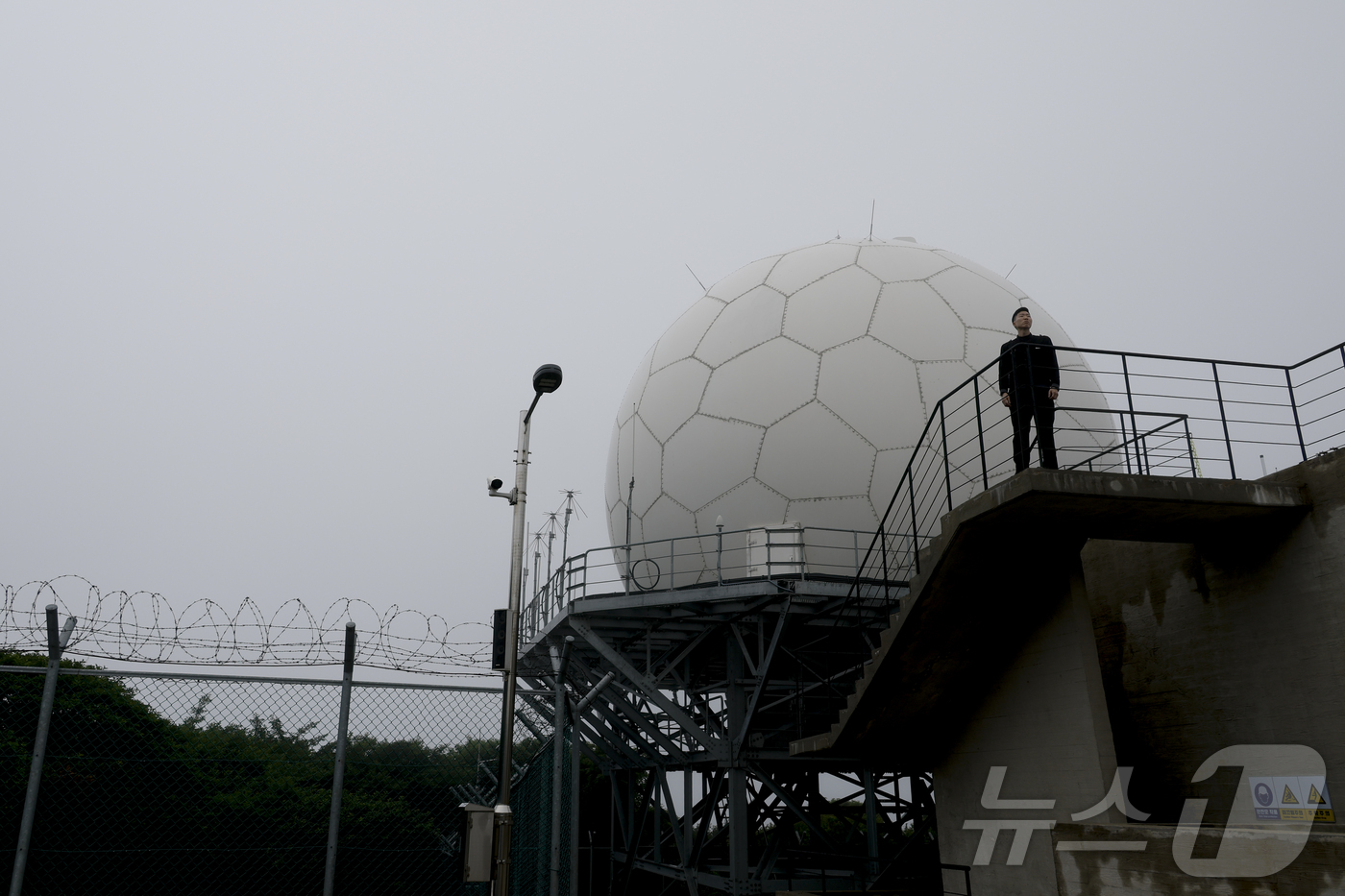 (서울=뉴스1) 공항사진기자단 = 지난 13일 제주 서귀포시 한라레이더 기지의 모습이 언론에 공개되고 있다.한라산 해발 1138m 고지대에 위치한 한라 레이더는 제주 남단 공역을 …