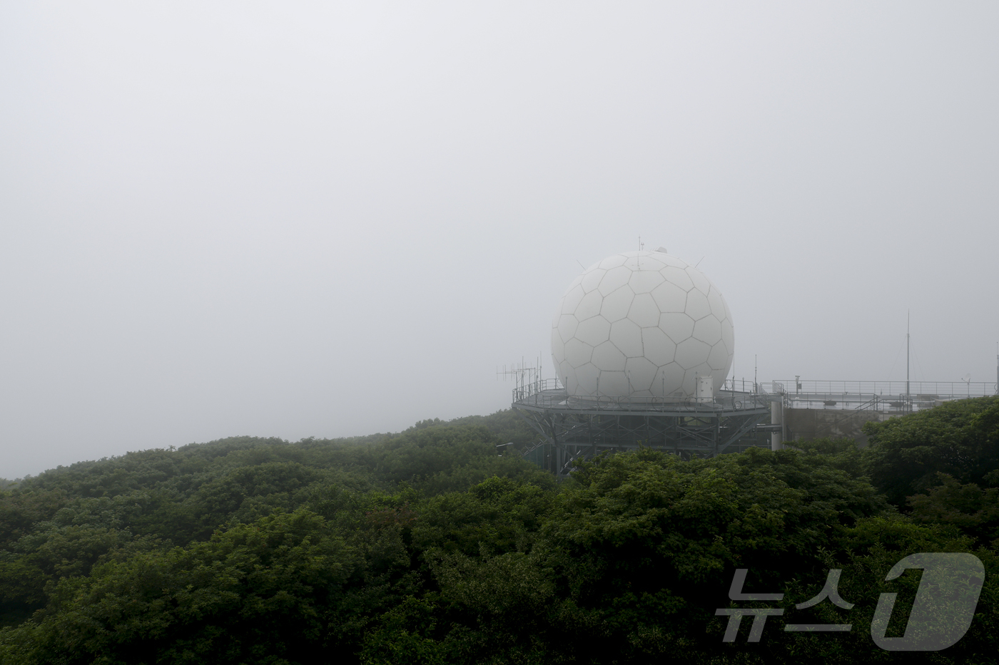 (서울=뉴스1) 공항사진기자단 = 지난 13일 제주 서귀포시 한라레이더 기지의 모습이 언론에 공개되고 있다.한라산 해발 1138ｍ 고지대에 위치한 한라 레이더는 제주 남단 공역을 …