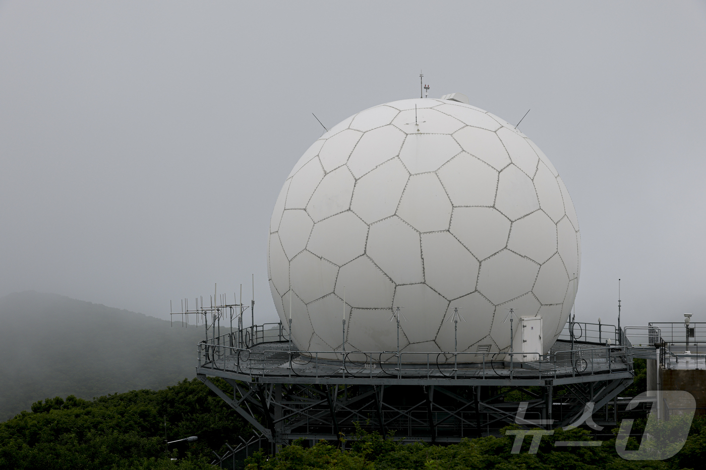 (서울=뉴스1) 공항사진기자단 = 지난 13일 제주도 서귀포시 성판악 1100고지에 위치한 한라레이더 기지가 언론에 공개되고 있다.한라레이더는 방향, 거리, 고도 등 일평균 100 …