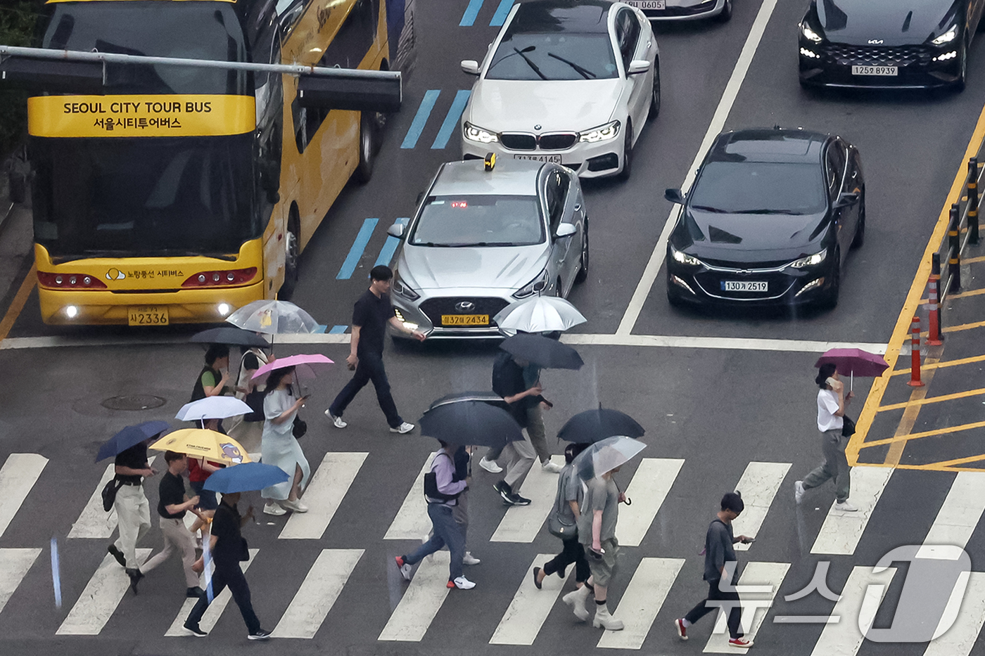 (서울=뉴스1) 민경석 기자 = 13일 오후 서울 중구 남대문로 일대에서 우산을 쓴 시민들이 퇴근길 발걸음을 재촉하고 있다. 2025.6.13/뉴스1