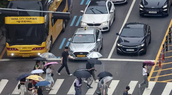 '우산 쓰고 퇴근'
