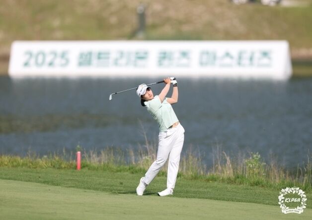 '루키' 김시현, 한국여자오픈 2R 공동 선두…데뷔 첫 승 도전