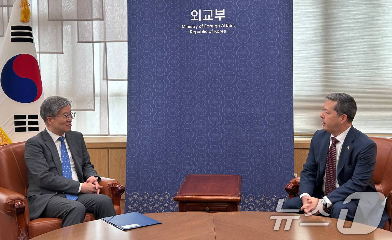 (서울=뉴스1) 민경석 기자 = 김희상 경제외교조정관이 13일 오후 서울 종로구 외교부에서 션 오닐(Sean O’Neill) 미국 국무부 동아태국 고위관리(Senior Bureau …