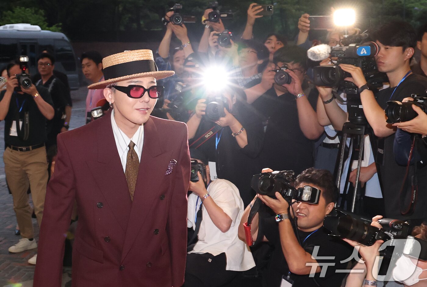 본문 이미지 - 빅뱅 지드래곤&#40;GD,권지용&#41;이 13일 오후 서울 용산구 그랜드 하얏트 서울 호텔에서 열린 &#39;피스마이너스원 프리미엄 하이볼 론칭 파티-더 시그널&#40;THE SIGNAL&#41;&#39; 참석해 레드카펫을 밟고 있다. 2025.6.13/뉴스1 ⓒ News1 권현진 기자